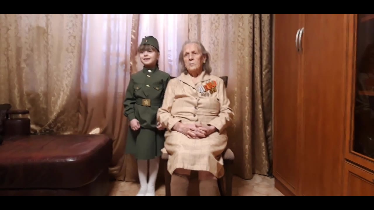 Бабушка Аня и правнучка Таня