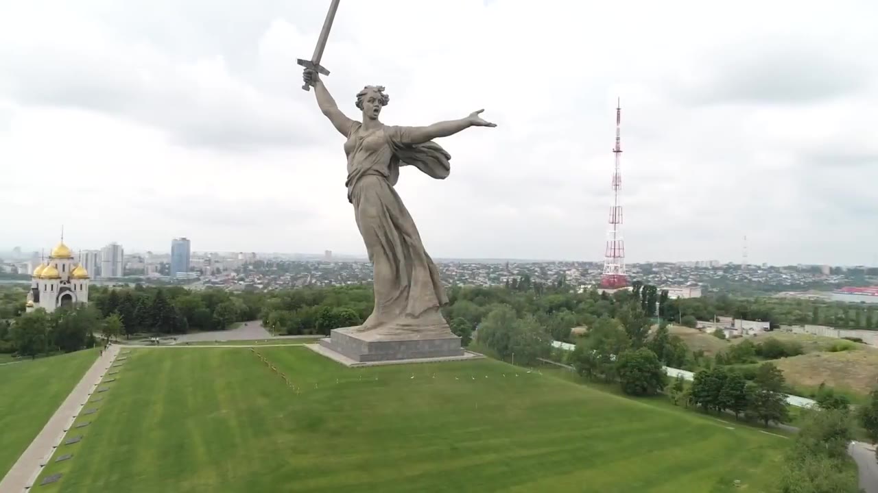 Довоюй родной. Родина-мать Волгоград. Родина мать зовет. Прототип Родины матери в Волгограде. Волгоград Родина мать вид издалека.